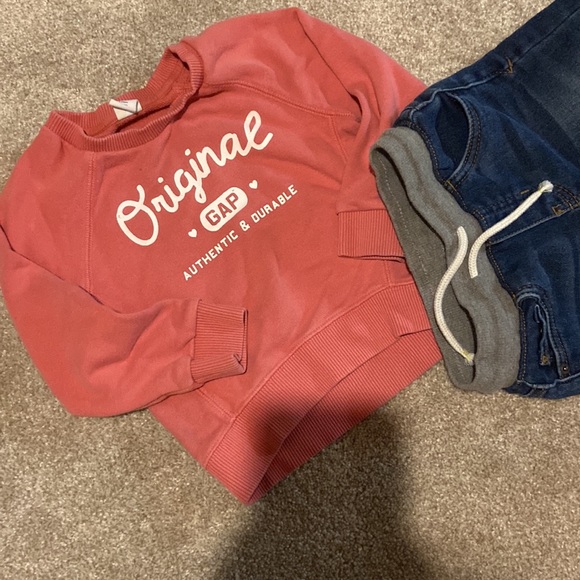 2T girls fall outfit - gap sweatshirt and cat and jack jeans - Picture 3 of 3